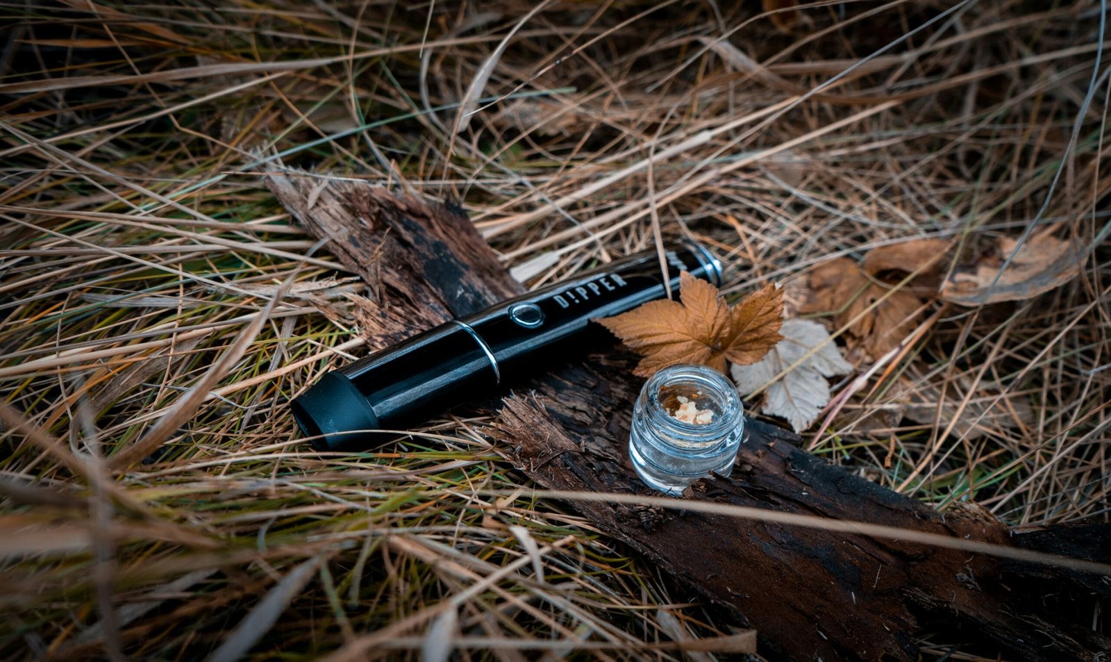¿Qué es el Live Resin de Cannabis? a knife and a bottle of liquid on the ground